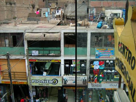 multi-level-buildings-and-laundry-at-gamarra-market