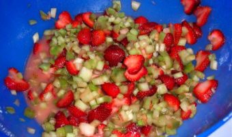 macerating-strawberries-and-rhubarb-pie