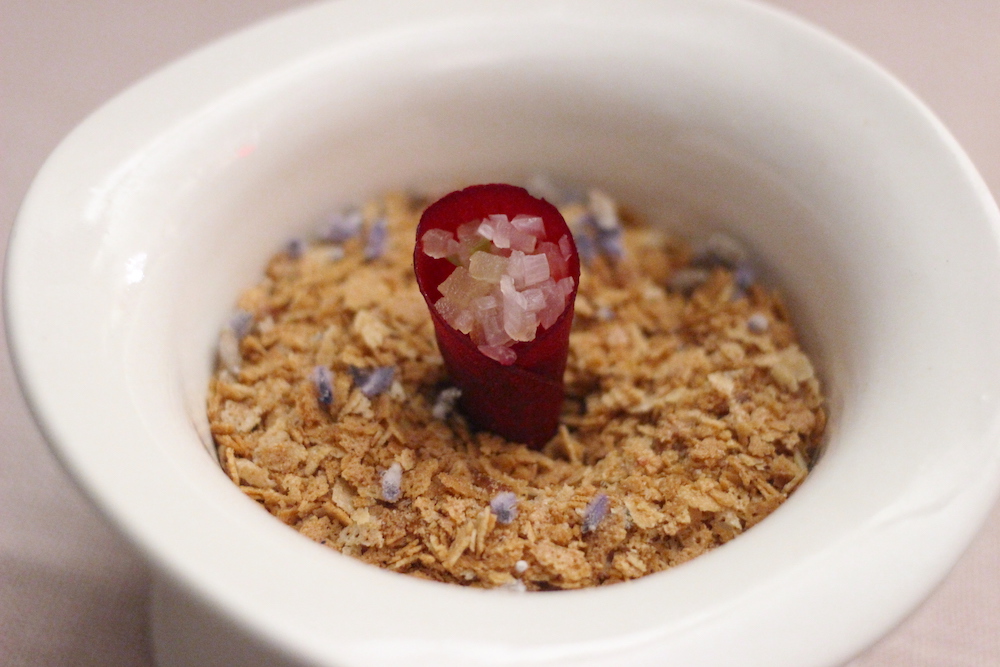 Pastel-amuse-bouche-beet-chip-shallot-mignonette-apple