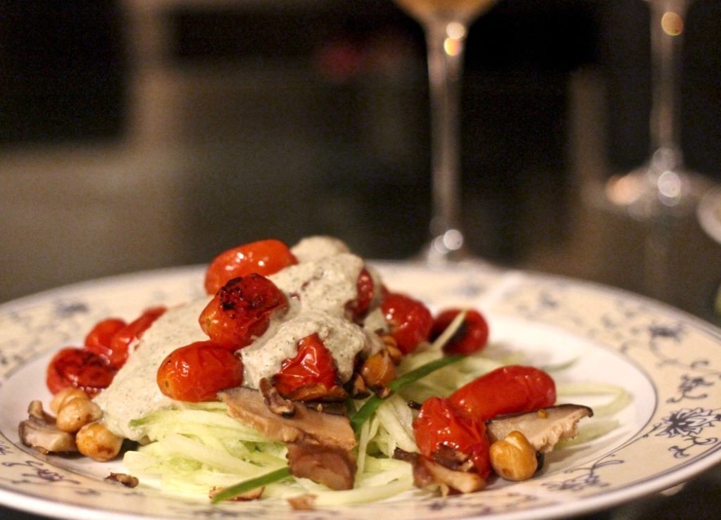 vegan-pasta-sauce-roasted-tomatoes-zucchini-noodles-healthy.jpg