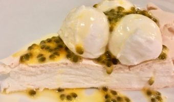 monarque-passionfruit-pavlova