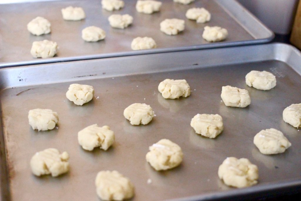 shortbread cookies with almond flour and white chocolate chips